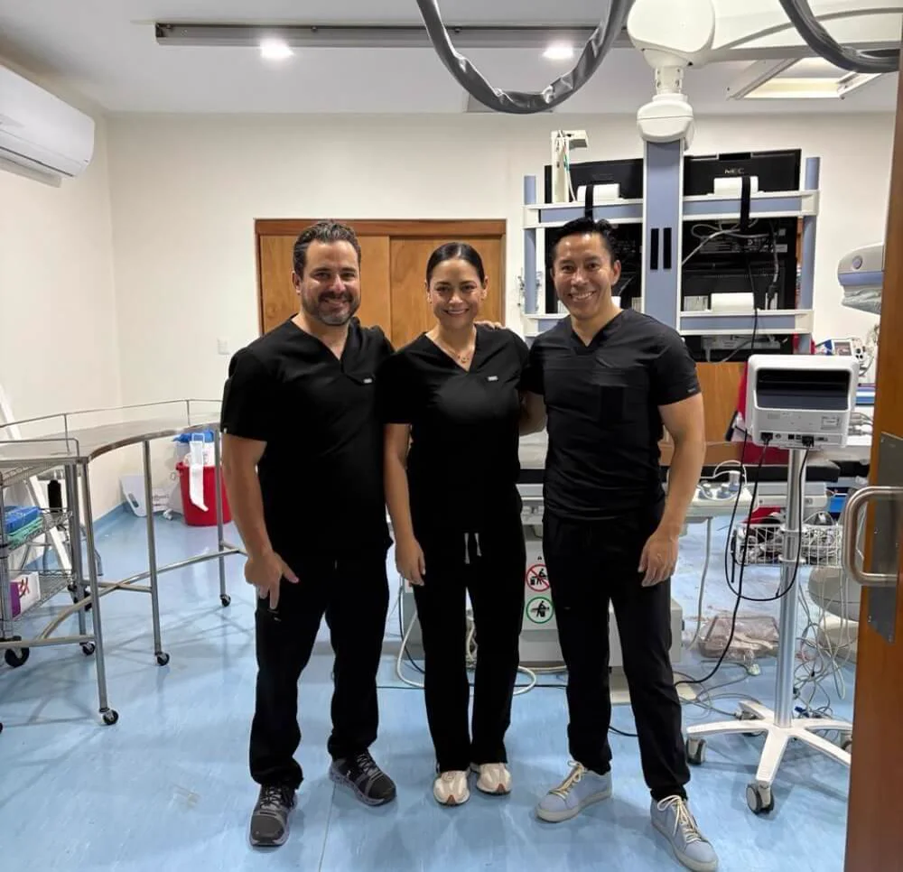 El Dr. Anuar Delahanty, a la izquierda, junto a dos colaboradores en una sala de procedimientos